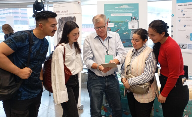 Jan Freund explaining the benefits of mathematical modeling at Qaagitsi